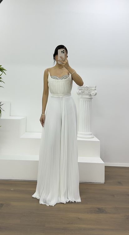 Abendkleid mit plissiertem Jumpsuit und Strassdetails in Knochenoptik