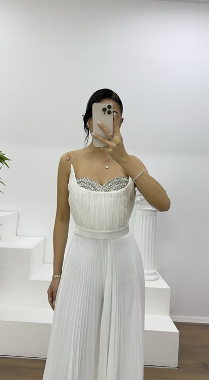 Abendkleid mit plissiertem Jumpsuit und Strassdetails in Knochenoptik