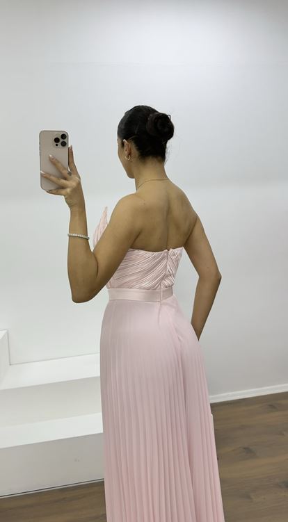 فستان سهرة وردي فاتح مطوي مزين بتفاصيل حجرية على الصدر