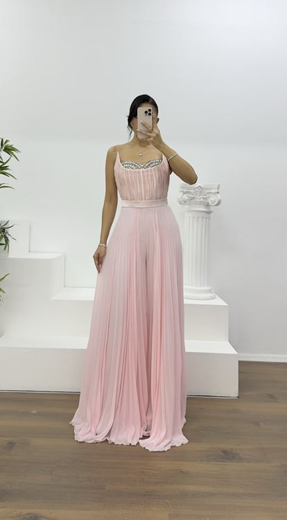 فستان سهرة وردي فاتح مطوي مزين بتفاصيل حجرية على الصدر