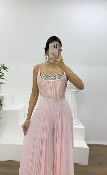 فستان سهرة وردي فاتح مطوي مزين بتفاصيل حجرية على الصدر