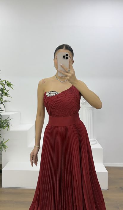 Kırmızı Göğüs Drapeli Kuşak Detaylı Pliseli Abiye Elbise