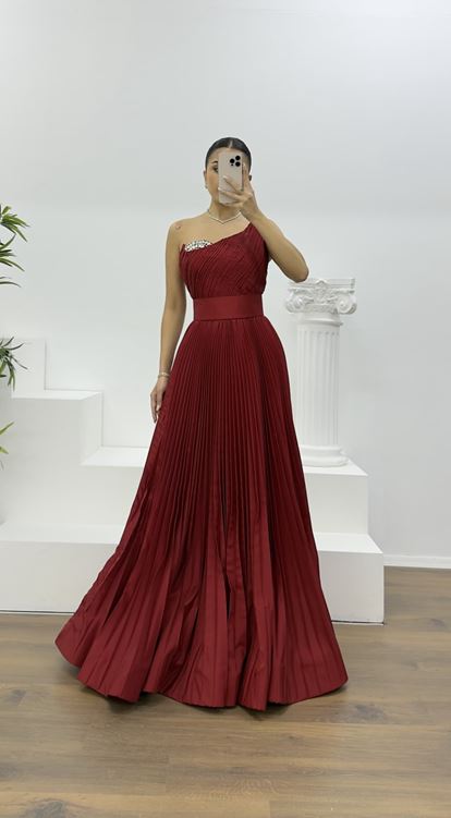 Kırmızı Göğüs Drapeli Kuşak Detaylı Pliseli Abiye Elbise