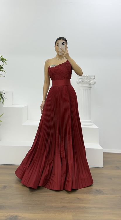 Kırmızı Göğüs Drapeli Kuşak Detaylı Pliseli Abiye Elbise