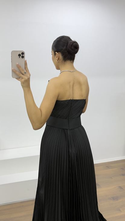 Siyah Göğüs Drapeli Kuşak Detaylı Pliseli Abiye Elbise