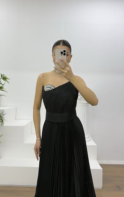 Siyah Göğüs Drapeli Kuşak Detaylı Pliseli Abiye Elbise