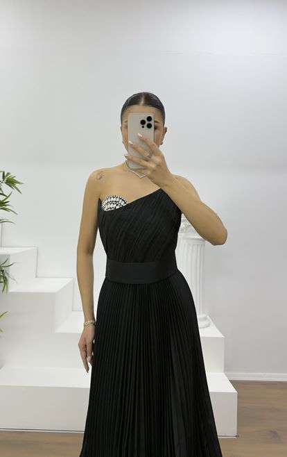 Siyah Göğüs Drapeli Kuşak Detaylı Pliseli Abiye Elbise