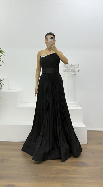 Siyah Göğüs Drapeli Kuşak Detaylı Pliseli Abiye Elbise