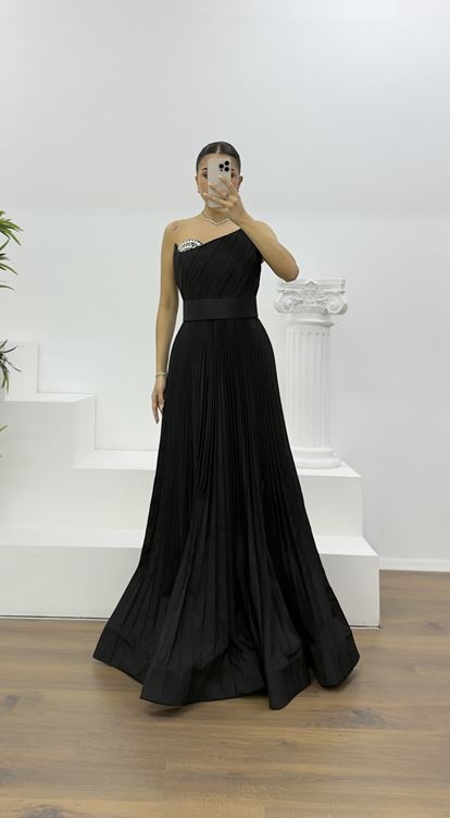 Siyah Göğüs Drapeli Kuşak Detaylı Pliseli Abiye Elbise