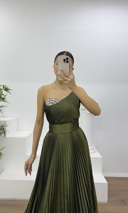 Yeşil Göğüs Drapeli Kuşak Detaylı Pliseli Abiye Elbise