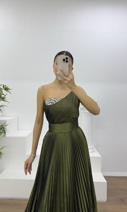 Yeşil Göğüs Drapeli Kuşak Detaylı Pliseli Abiye Elbise