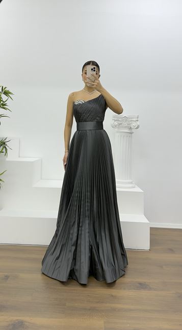 Antrasit Göğüs Drapeli Kuşak Detaylı Pliseli Abiye Elbise