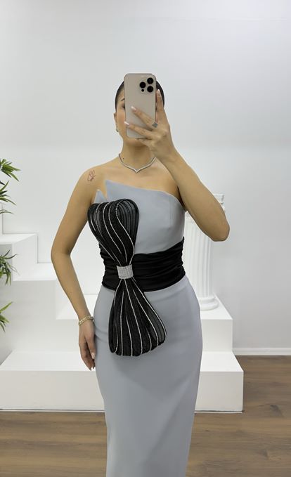 Gri Siyah Fiyonk Detaylı Asimetrik Straplez Abiye Elbise