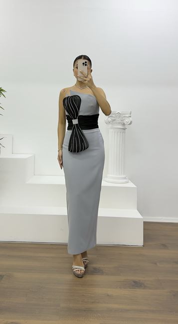 Gri Siyah Fiyonk Detaylı Asimetrik Straplez Abiye Elbise