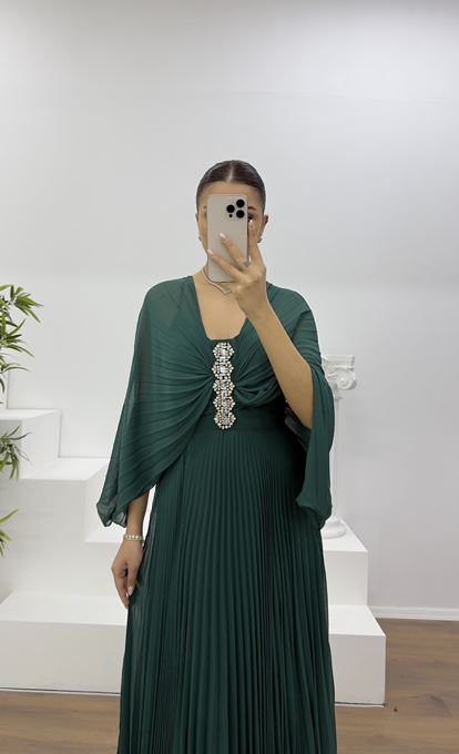 Zümrüt Broş Detaylı Melek Kanadı Şifon Abiye Elbise