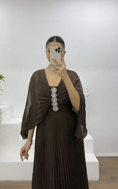 Kahve Broş Detaylı Melek Kanadı Şifon Abiye Elbise