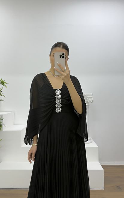 Siyah Broş Detaylı Melek Kanadı Şifon Abiye Elbise