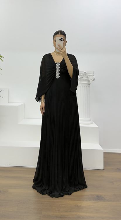 Siyah Broş Detaylı Melek Kanadı Şifon Abiye Elbise