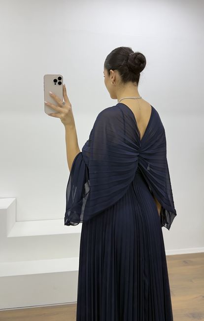 Lacivert Broş Detaylı Melek Kanadı Şifon Abiye Elbise