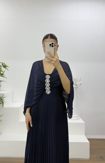 Lacivert Broş Detaylı Melek Kanadı Şifon Abiye Elbise