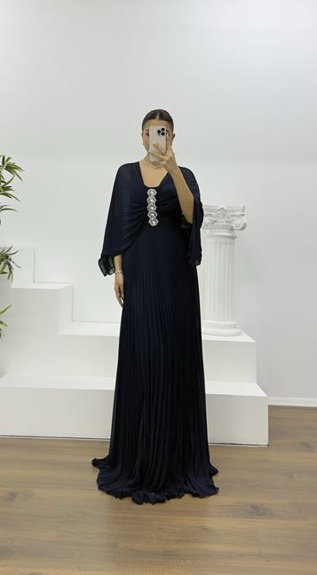 Lacivert Broş Detaylı Melek Kanadı Şifon Abiye Elbise