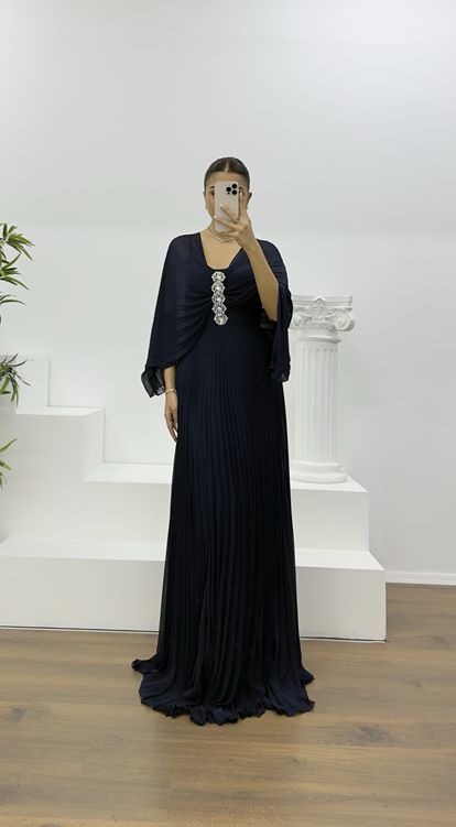 Lacivert Broş Detaylı Melek Kanadı Şifon Abiye Elbise