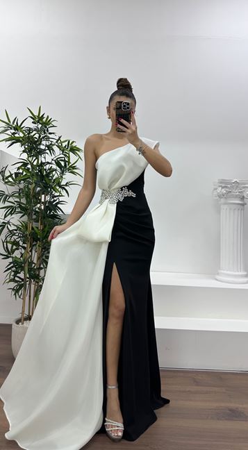 Vestido de noche adornado con un solo hombro y hueso