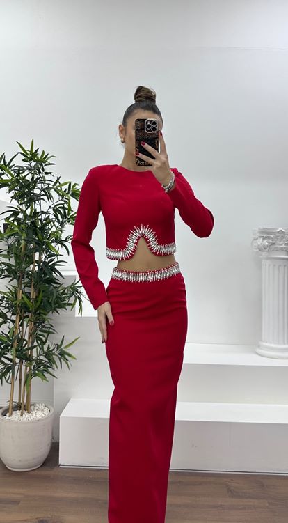 Rotes Abendkleid mit bestickter Taille