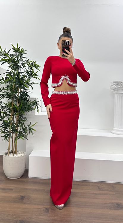 Rotes Abendkleid mit bestickter Taille