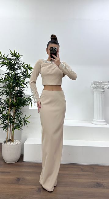 Abendkleid-Set aus Nerzhaar mit Perlenbesatz