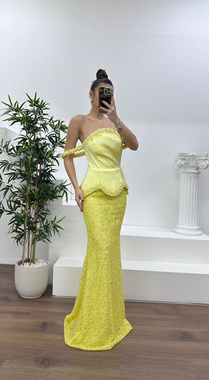 Abito da sera giallo con spalline e perline