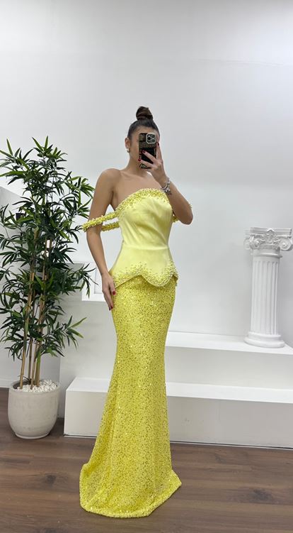 Abito da sera giallo con spalline e perline