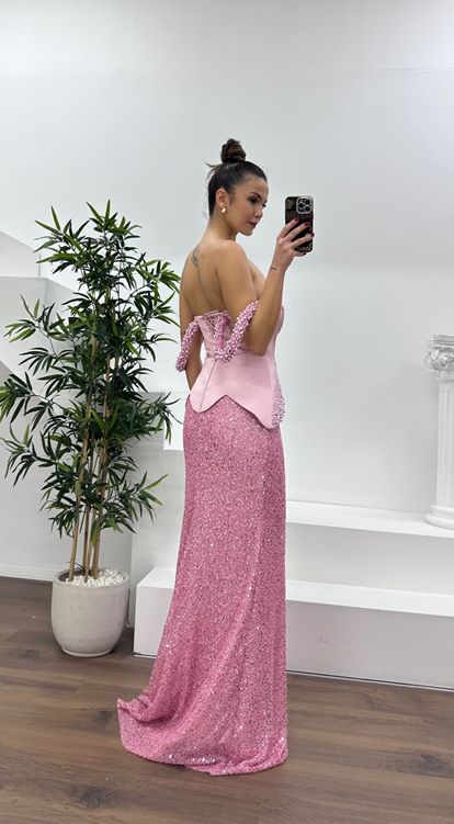 Abito da sera rosa con spalline decorate con perline 
