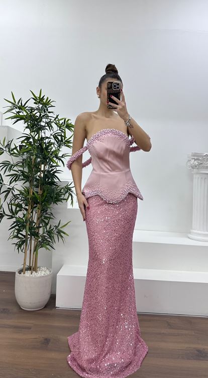 Abito da sera rosa con spalline decorate con perline 