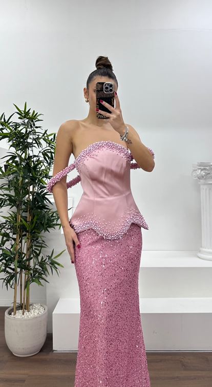 Abito da sera rosa con spalline decorate con perline 