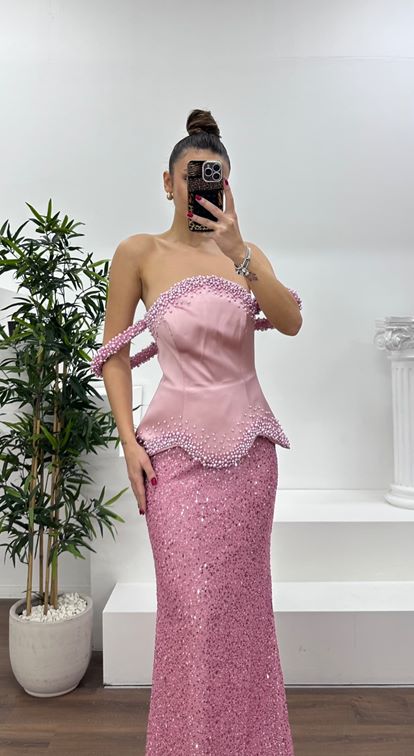 Abito da sera rosa con spalline decorate con perline 
