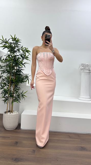 Abito da sera con dettagli ricamati di Salmon Staples