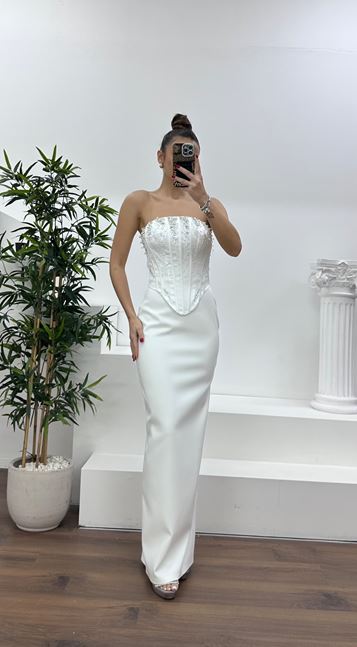 Abito da sera con dettagli in osso