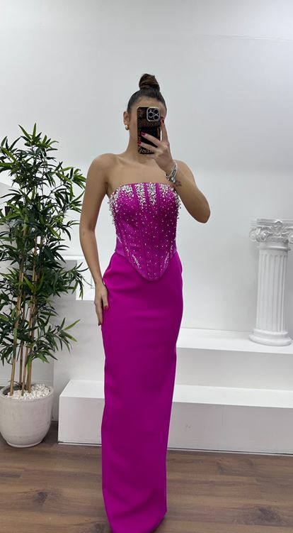 Abito da sera con dettagli ricamati fucsia Staplez