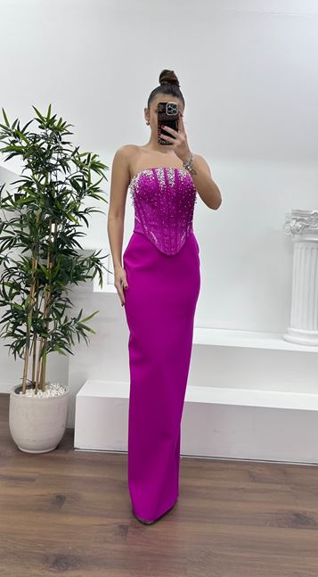 Abito da sera con dettagli ricamati fucsia Staplez