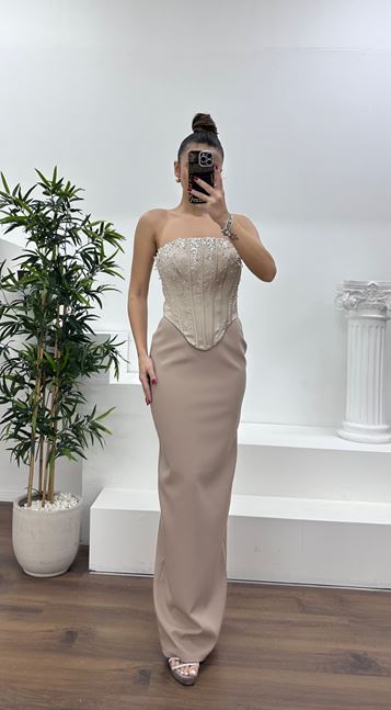 Abito da sera con dettagli in pietra e spalline