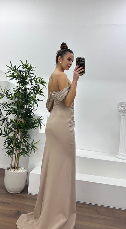 فستان سهرة بياقة قارب مزين بالأحجار