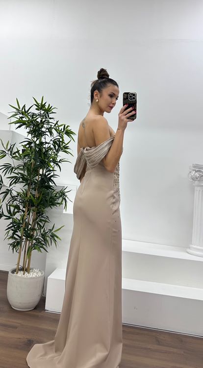 فستان سهرة بياقة قارب مزين بالأحجار