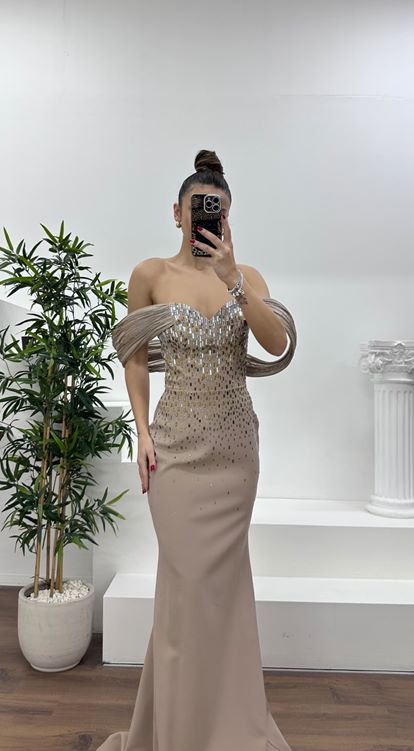 فستان سهرة بياقة قارب مزين بالأحجار