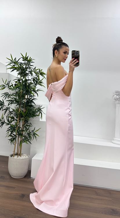 Robe de soirée rose poudré à col bateau ornée de pierres