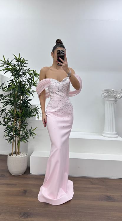 Robe de soirée rose poudré à col bateau ornée de pierres