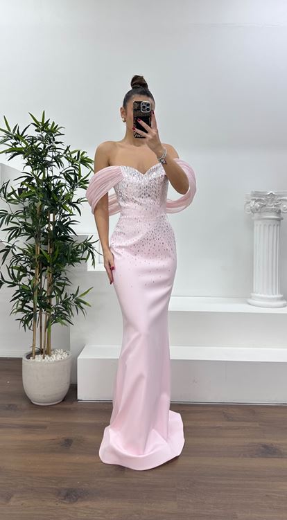 Robe de soirée rose poudré à col bateau ornée de pierres