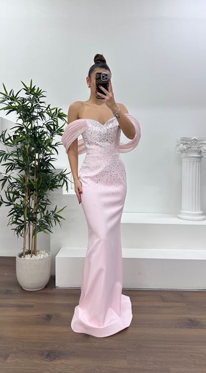 Robe de soirée rose poudré à col bateau ornée de pierres