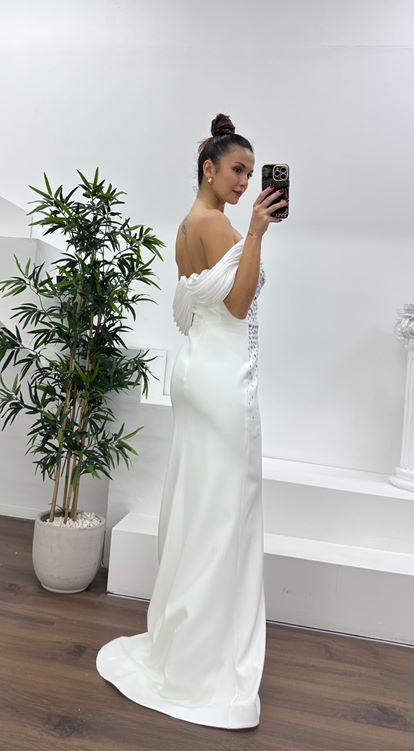 فستان سهرة بياقة قارب بلون العظم مزين بالأحجار