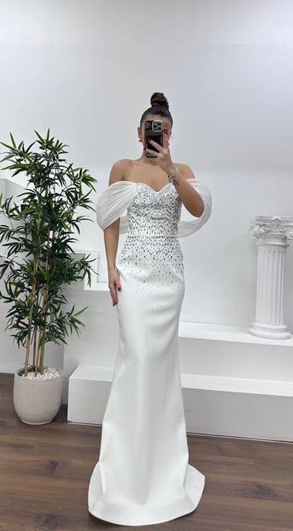 فستان سهرة بياقة قارب بلون العظم مزين بالأحجار